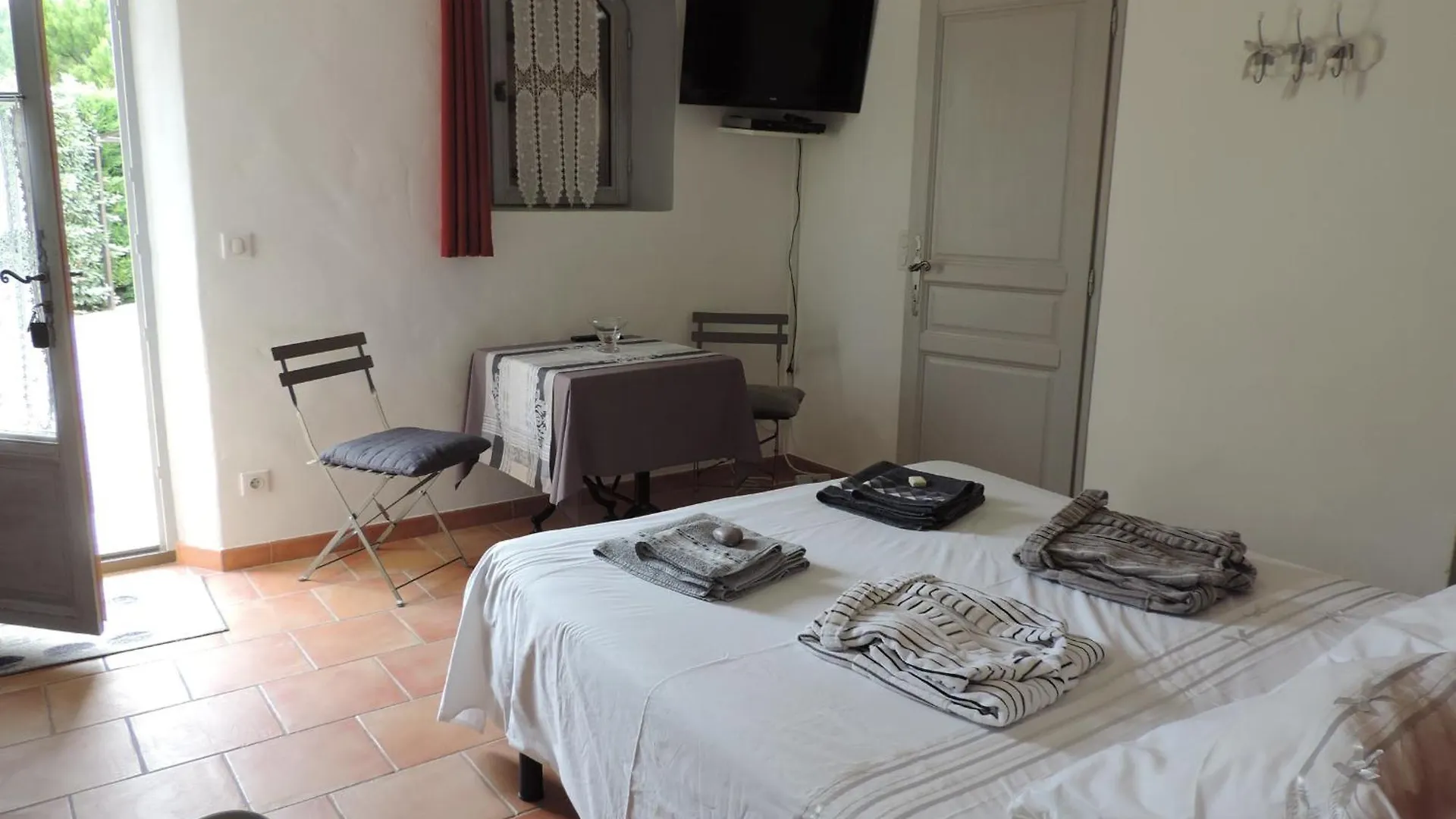 Chambre 2 Pers, Cuisine D'Ete Le Fare Tchanque Parking Gratuit Sur Place Cavaillon