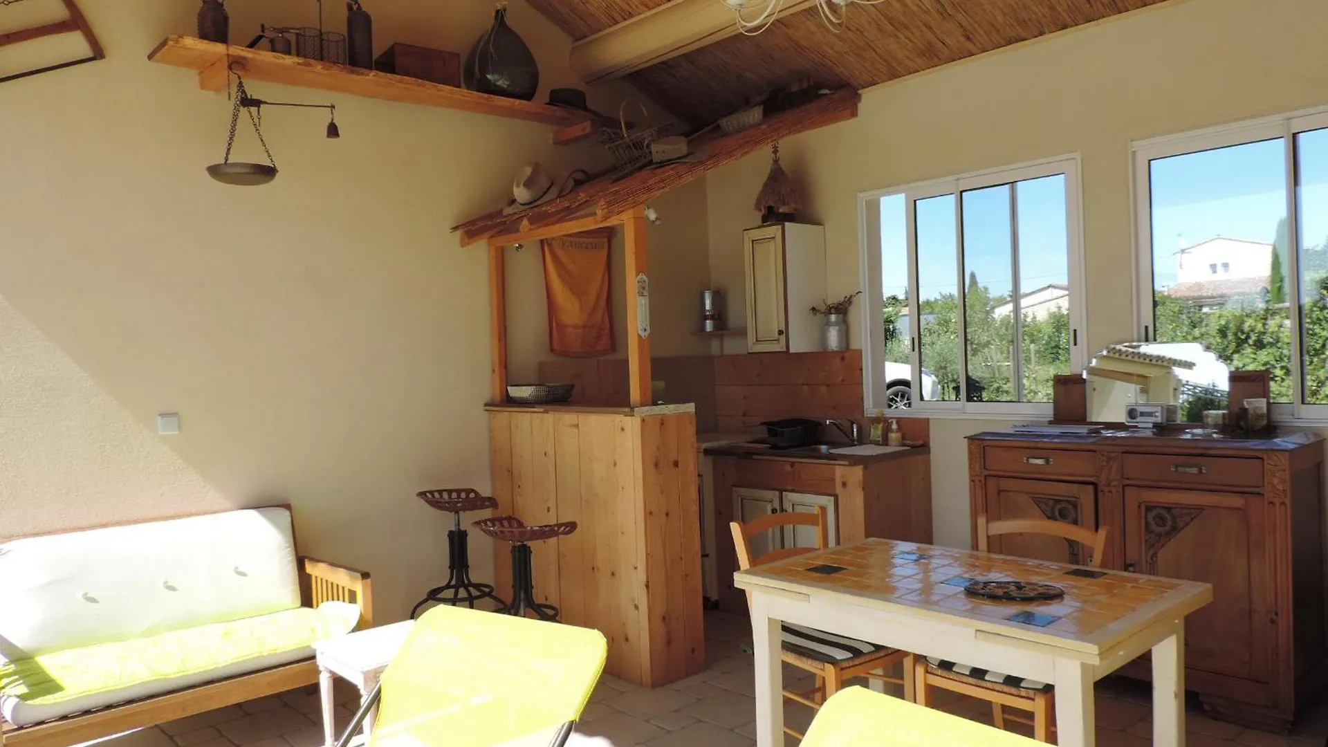 Chambre 2 Pers, Cuisine D'Ete Le Fare Tchanque Parking Gratuit Sur Place Cavaillon France