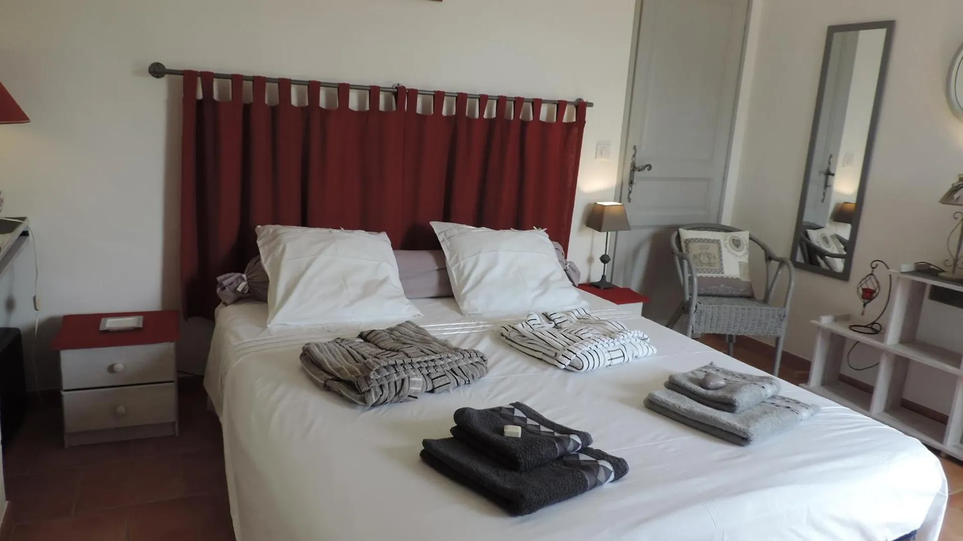 Chambre 2 Pers, Cuisine D'Ete Le Fare Tchanque Parking Gratuit Sur Place Cavaillon