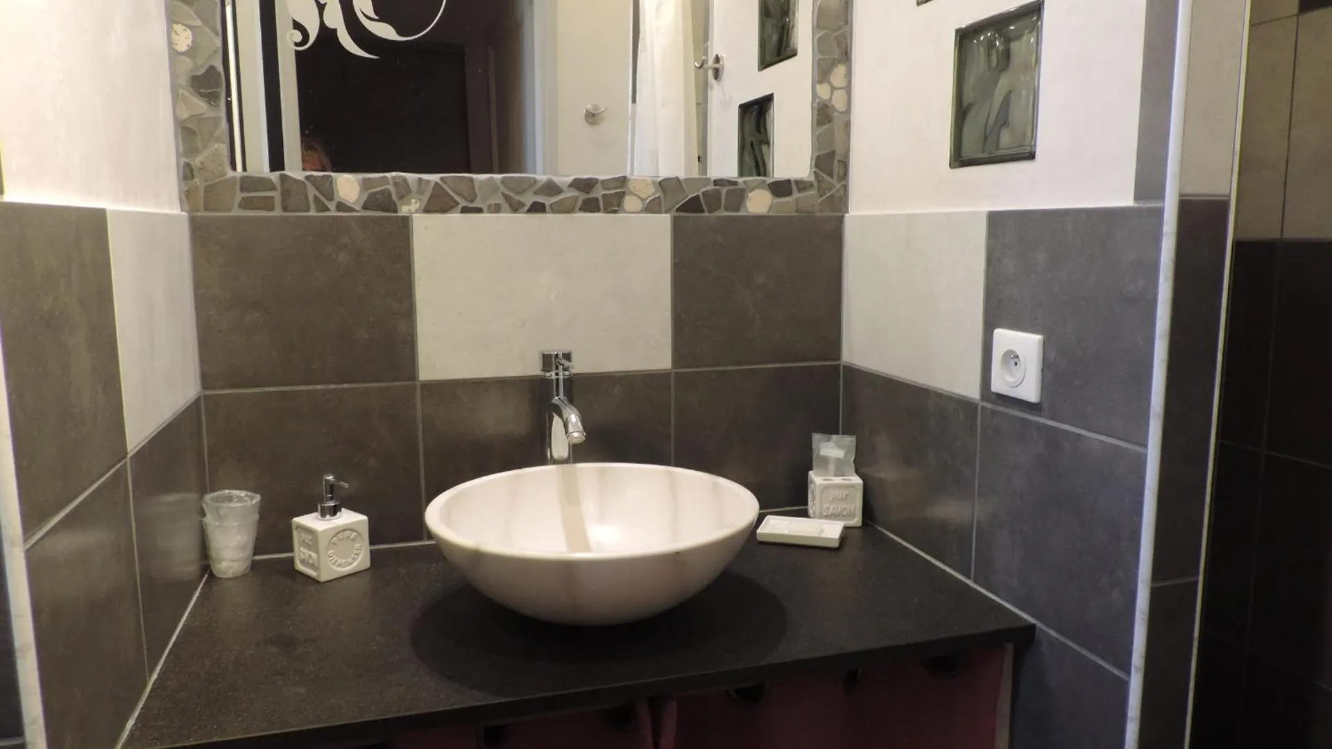 Chambre 2 Pers, Cuisine D'Ete Le Fare Tchanque Parking Gratuit Sur Place Cavaillon France